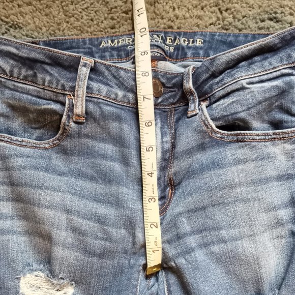 American Eagle EUC Size 6 Short Distressed Jeans-Item #421 - Picture 3 of 7